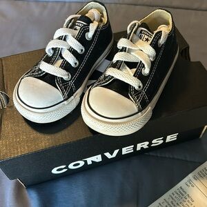 Converse toddles shoes sz 6